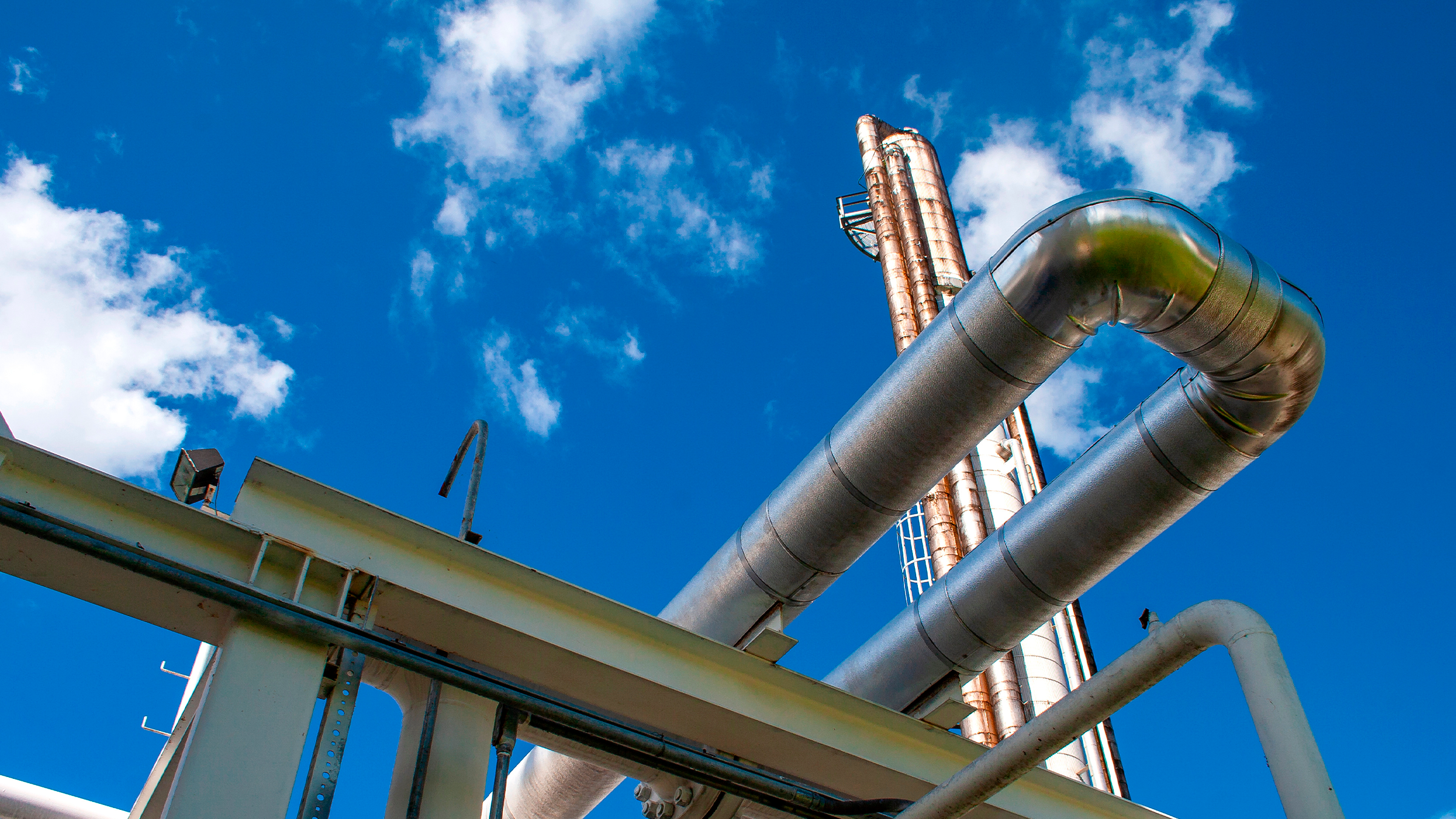 Una red de tuberías en una planta de gas, que muestra la compleja infraestructura para el procesamiento y distribución de gas