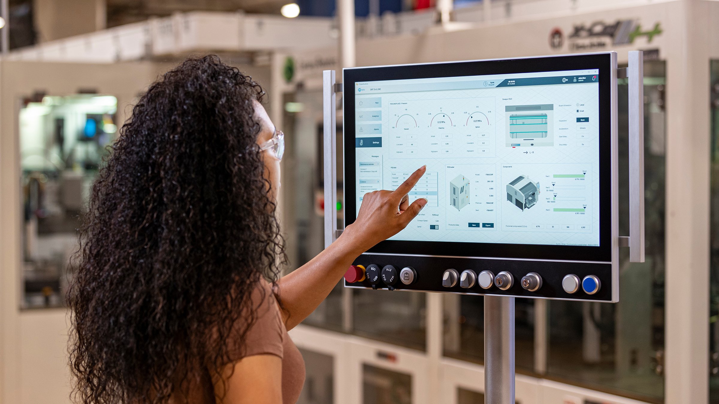 Operator using FactoryTalk Optix software on a FactoryTalk Optix Panel.