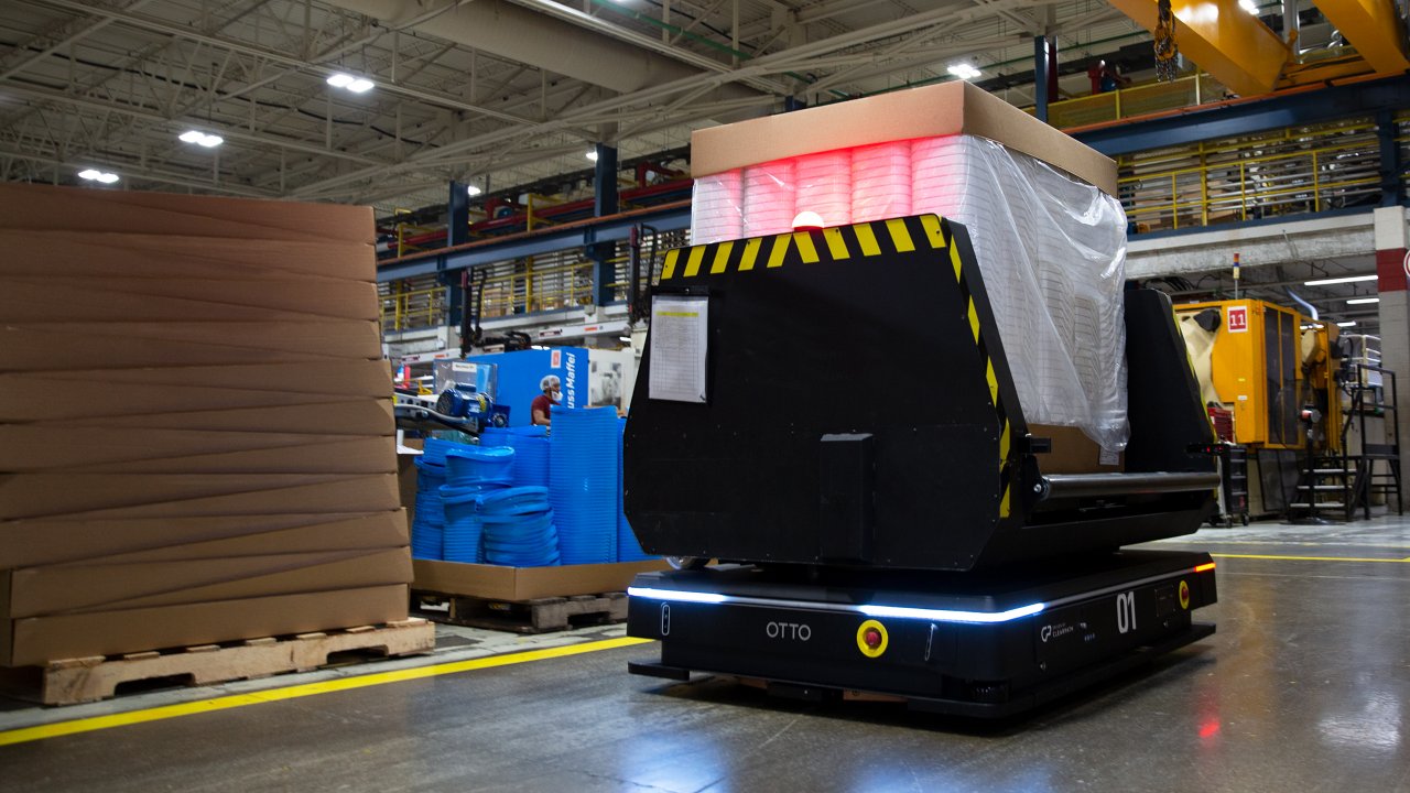 Un robot mobile autonomo OTTO 1500 che sposta un pallet di merci in uno stabilimento di imballaggio. 