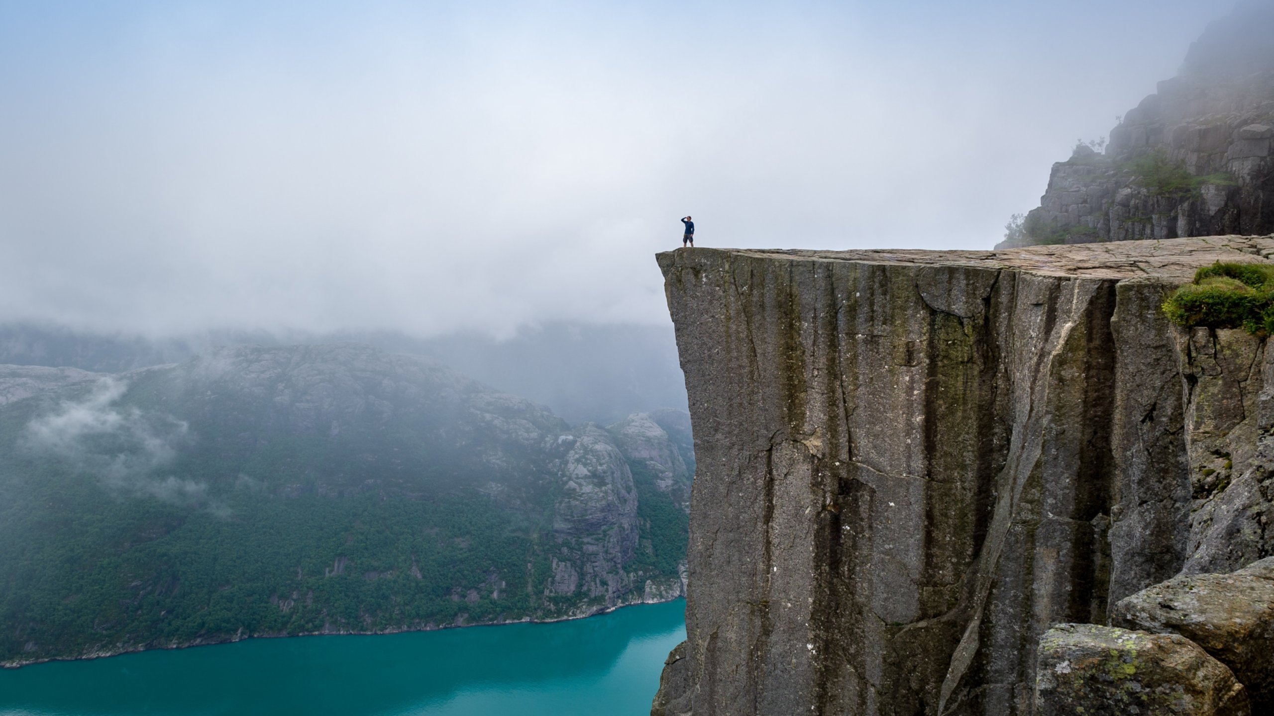 ночевка на скалах. край скалы. обрыв что сделать. обрыв. скала прекестулен норвегия.