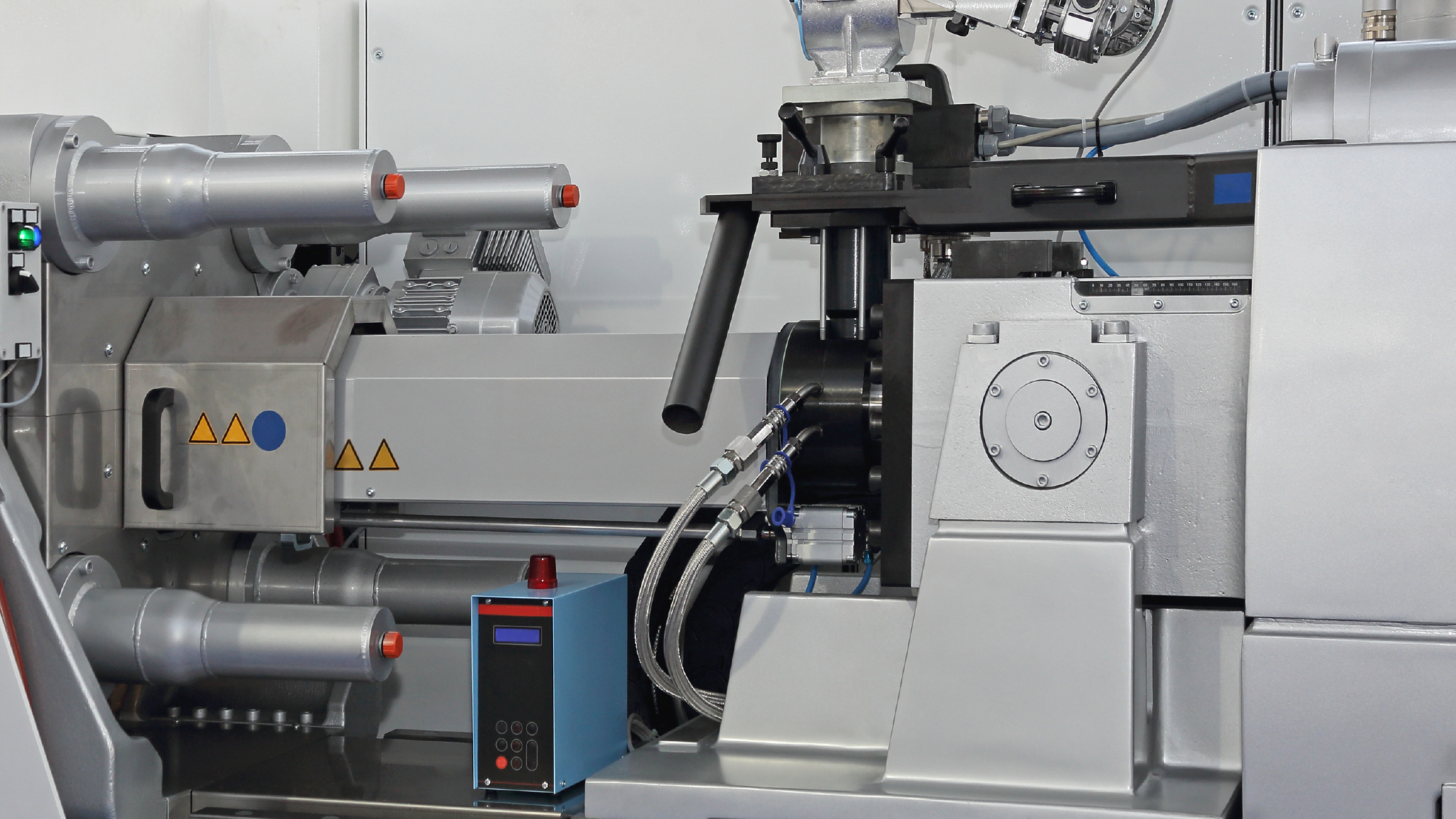 Plastic injection manufacturing machine