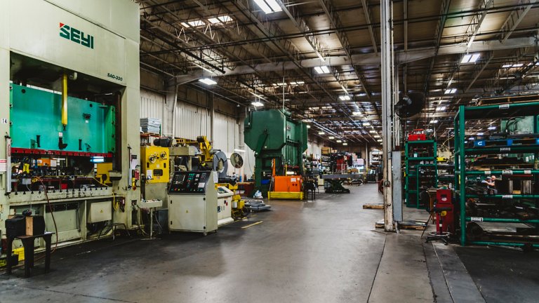 Atelier d’usine chez G&W Products. Machines et étagères d’équipements.