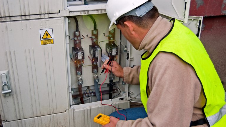 electrical worker safety avoiding elecctrical shock