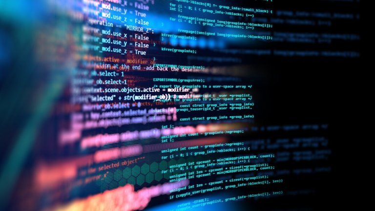 Pantalla de computador con muchas líneas de código de programación