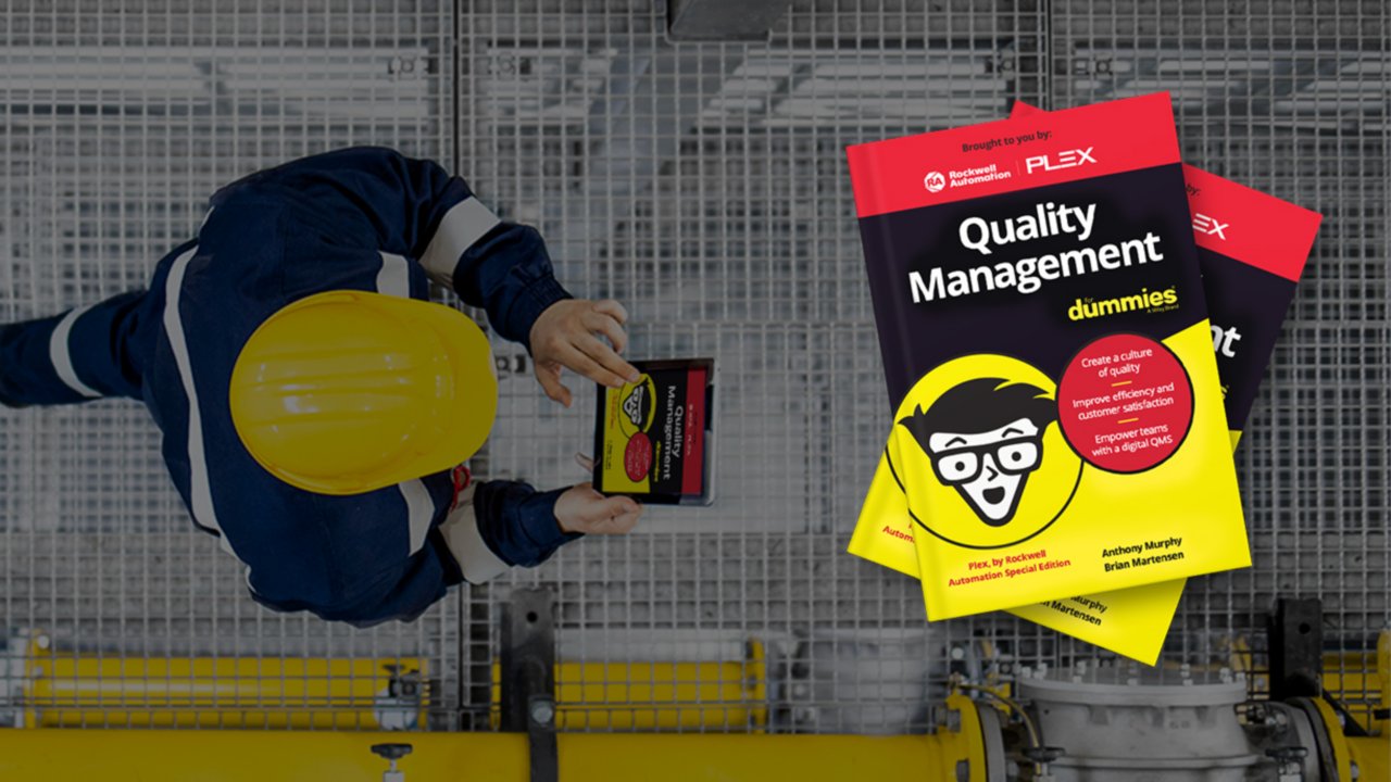 Quality Management for Dummiesの電子ブックをタブレットで読む工場の作業員