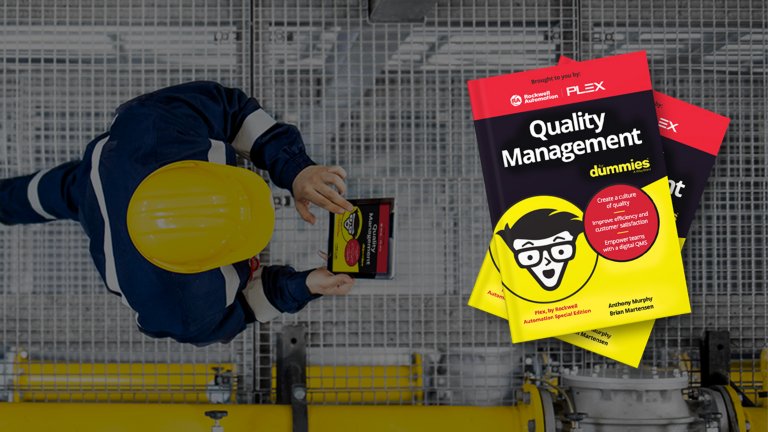 Fabrikarbeiter hält ein Tablet in der Hand und liest das eBook „Quality Management for Dummies“