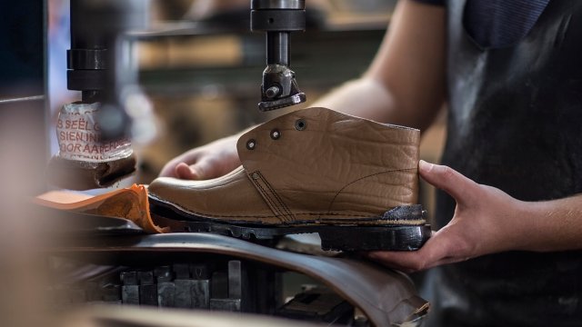 Cordonnier travaillant sur une chaussure dans un atelier