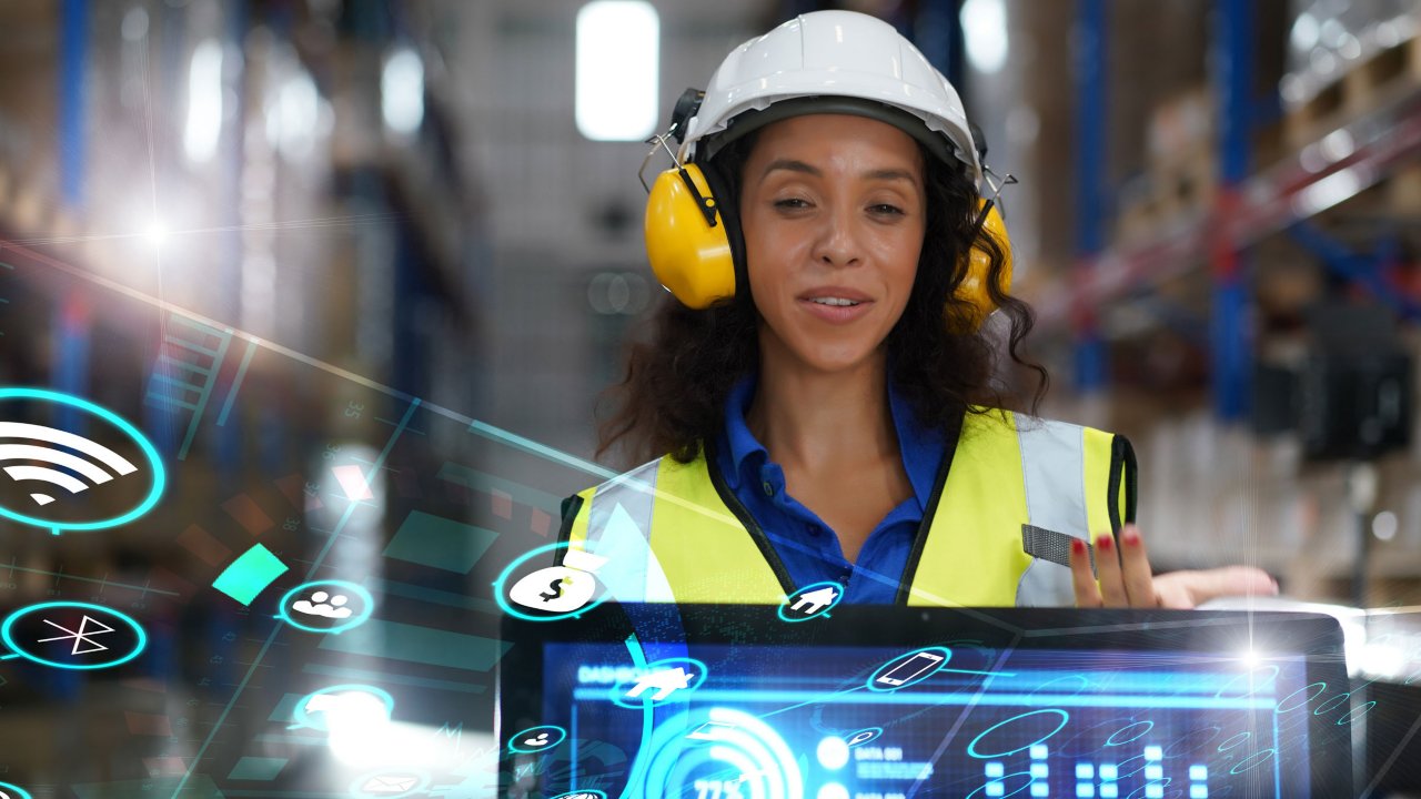 Rapporto “State of Smart Manufacturing”, lavoratore addetto alla produzione intelligente, IA, lavoratore connesso, dati