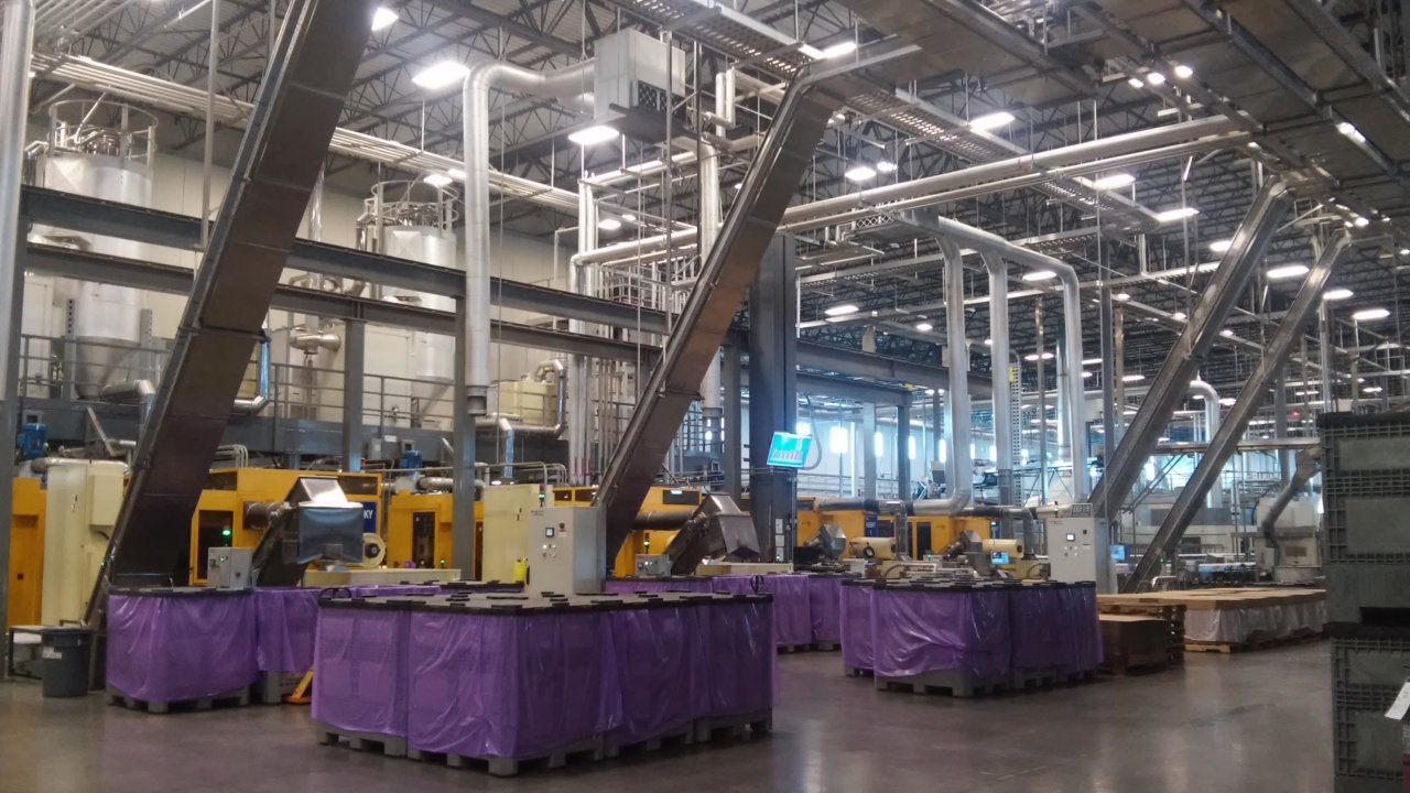 O interior de uma fábrica com muitas máquinas