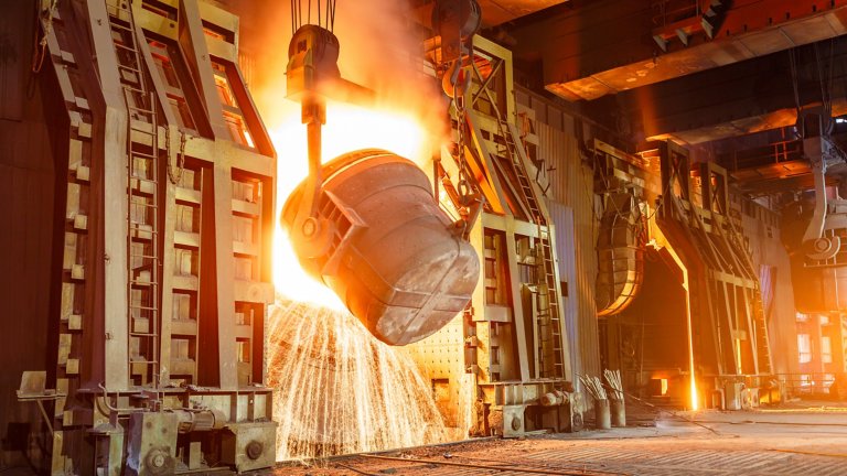 Blast furnace smelting liquid steel in steel mills. Tilting vessel.