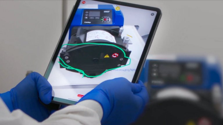 Labortechniker schaut auf ein Tablet