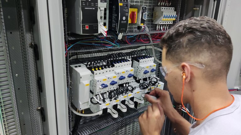A panel builder from Volga, a Rockwell Automation System Integrator Partner, installs EtherNet/IP In-cabinet Solution in a control cabinet. 