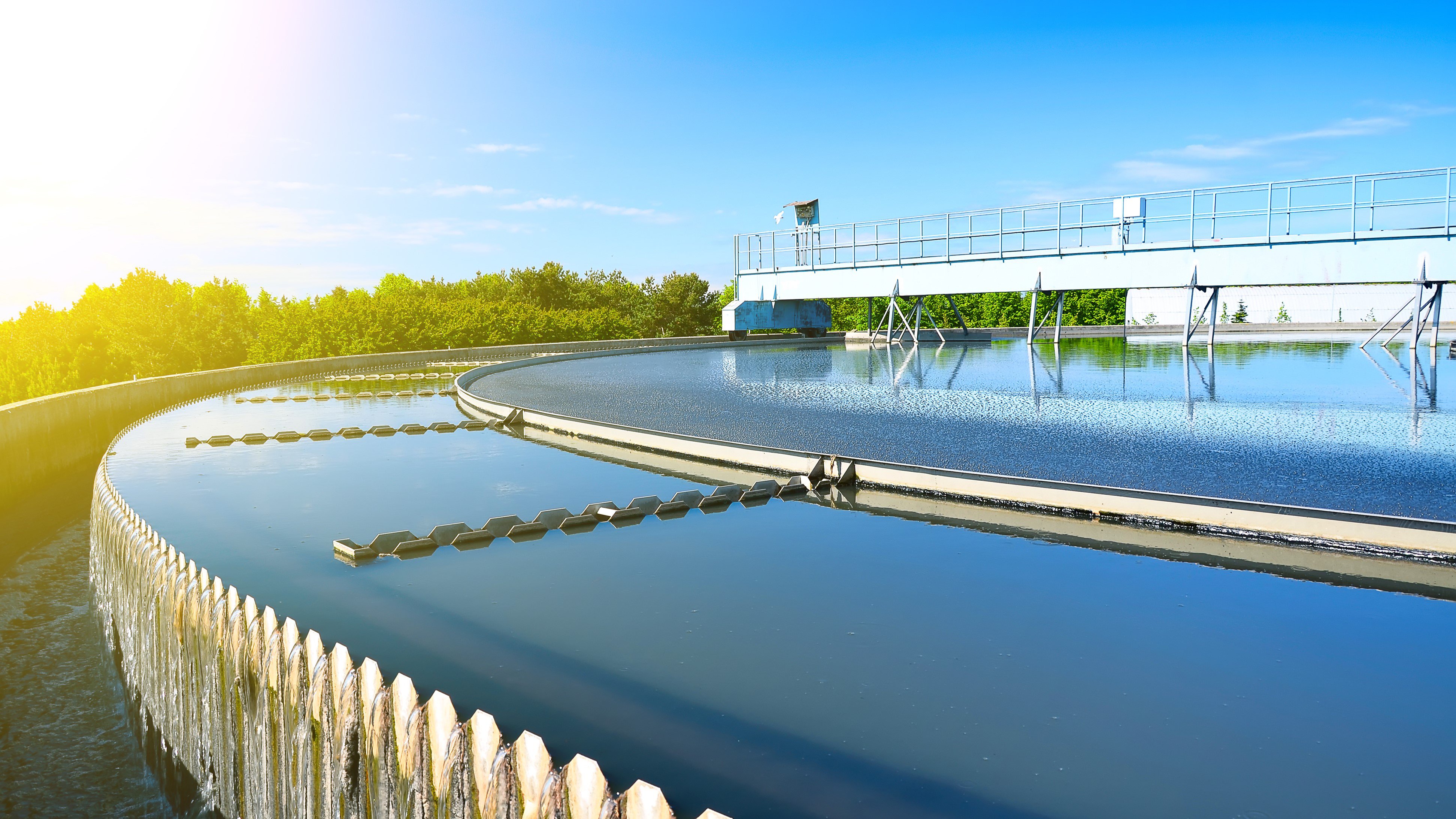 Moderna planta depuradora de aguas residuales urbanas