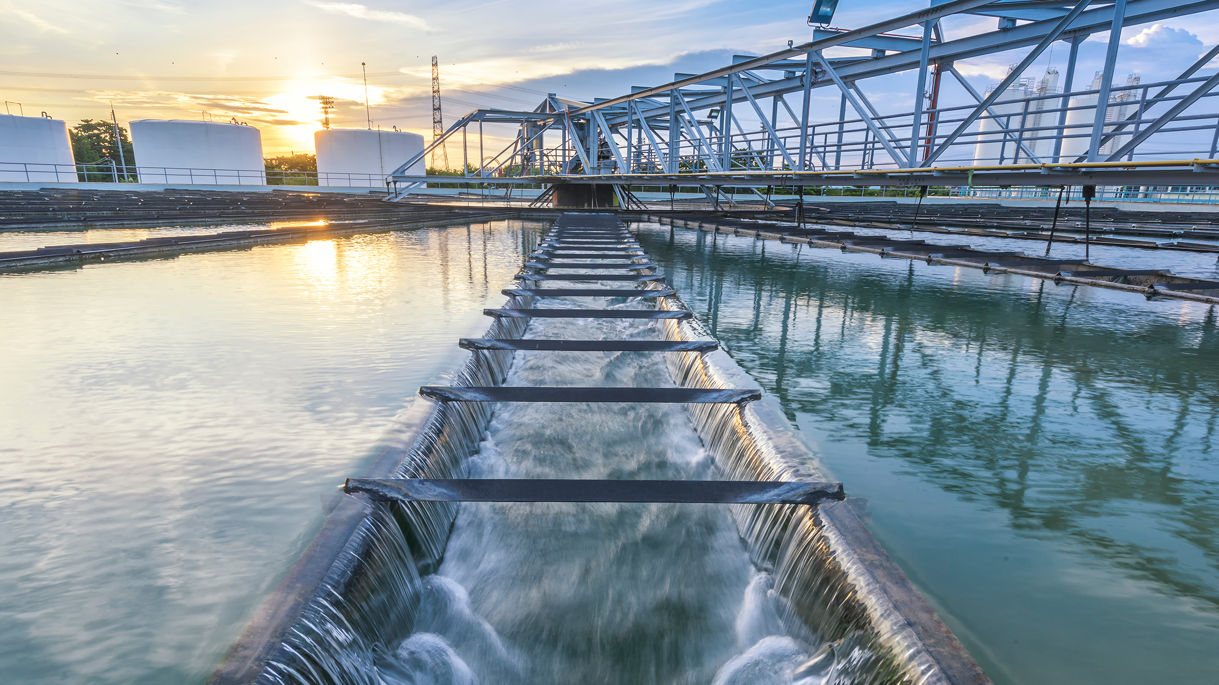 Planta de tratamiento de agua al atardecer