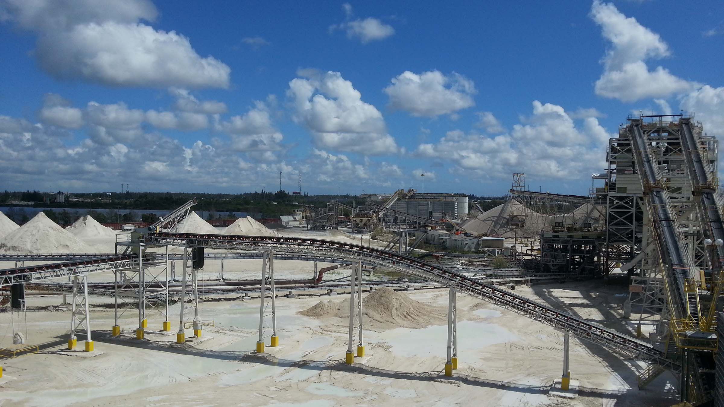 Cemex plant conveyor system for moving heavy materials in the cement plant