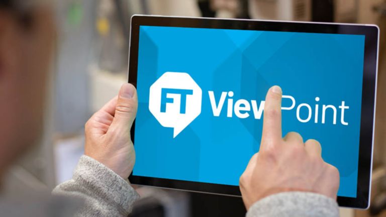 Vista lateral de um funcionário segurando um tablet e clicando no logotipo do FactoryTalk ViewPoint na tela