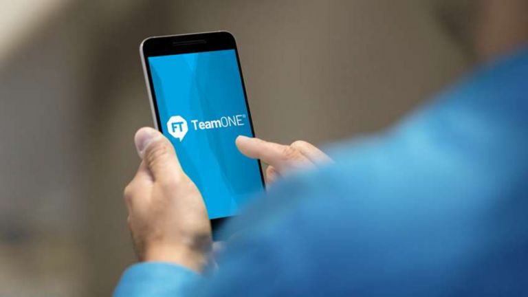 Mitarbeiter von Rockwell Automation startet die FactoryTalk TeamONE Anwendung auf seinem Telefon