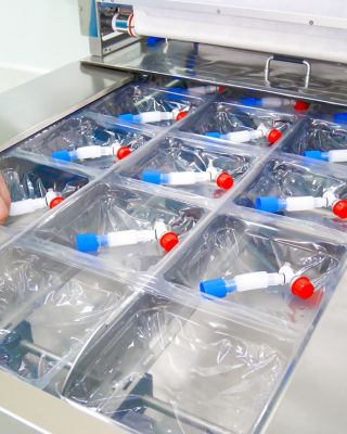 Un trabajador de ciencias biológicas coloca una selección de dispositivos médicos en un embalaje protector para su envío.
