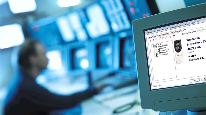 Fotografía del software Premier Integration en la pantalla de una computadora en una sala de control