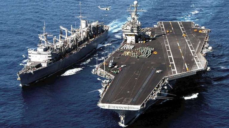 港湾の米海軍（USN）サクラメントクラスの空中からの画像：高速戦闘支援艦 USS SEATTLE（AOE 3）（左）、USN 空母 USS JOHN F. KENNEDY（CV 67）（予定の6か月配置に備え、大西洋にて海上補充（RAS）実施中）。
