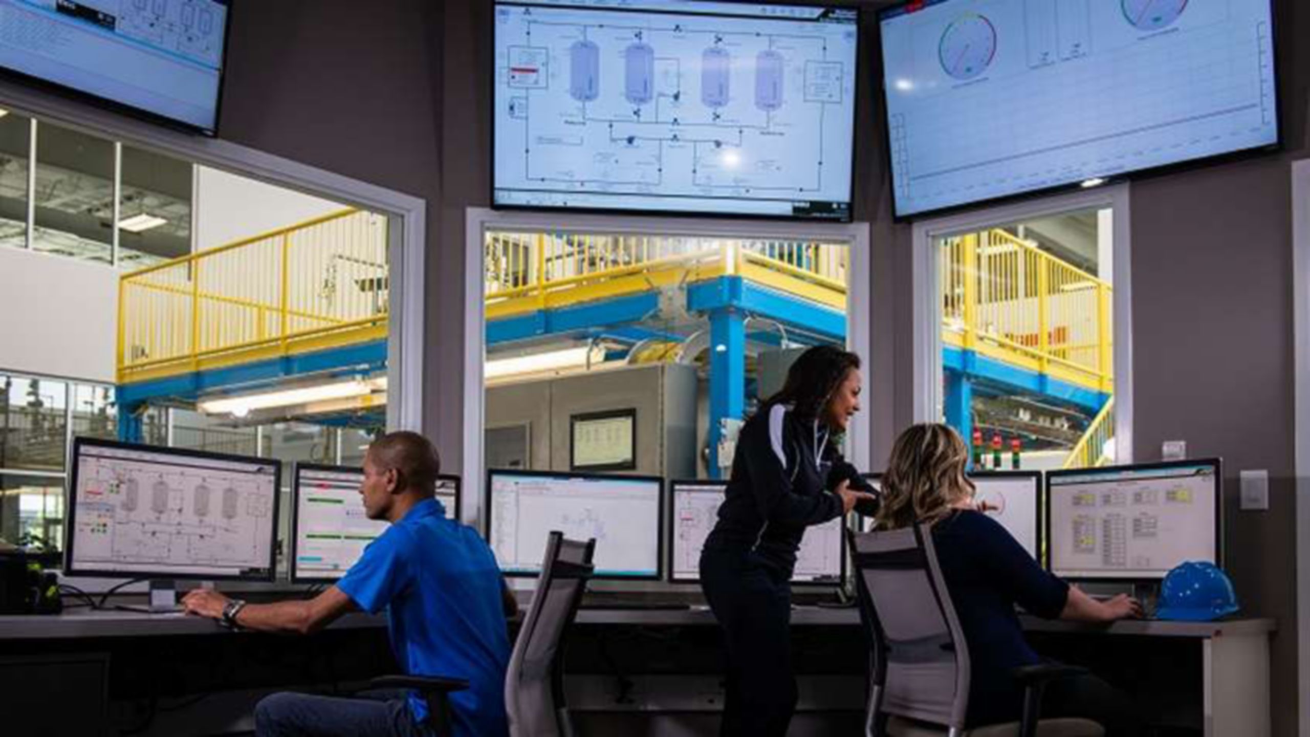 PlantPAx DCS Control Room in manufacturing facility